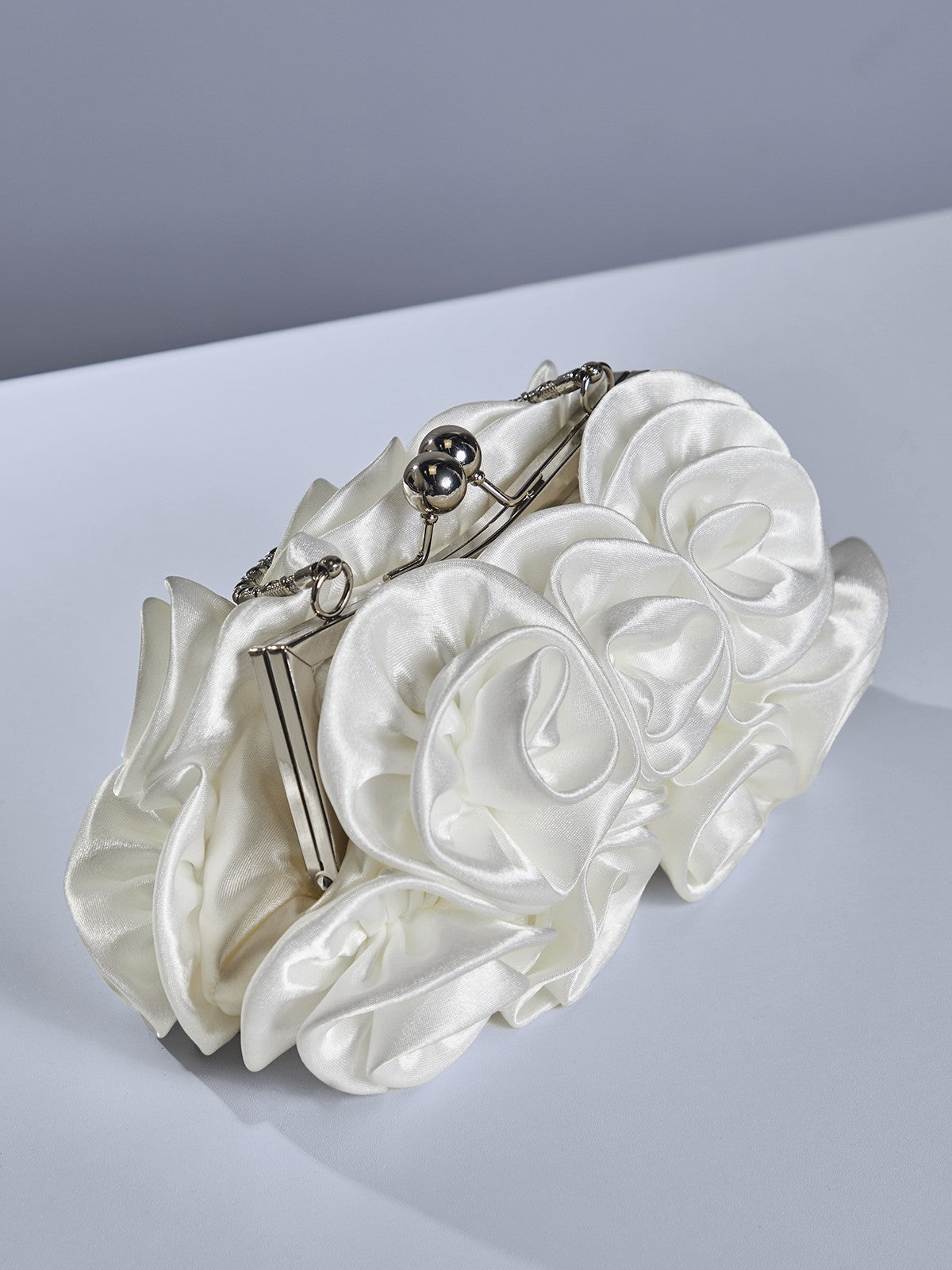 Bolso de Satén Adahy con Diseño Floral en Blanco