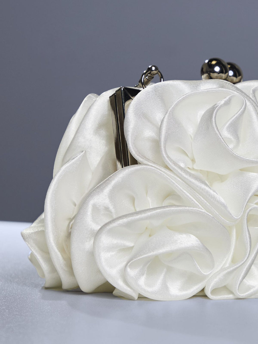 Bolso de Satén Adahy con Diseño Floral en Blanco