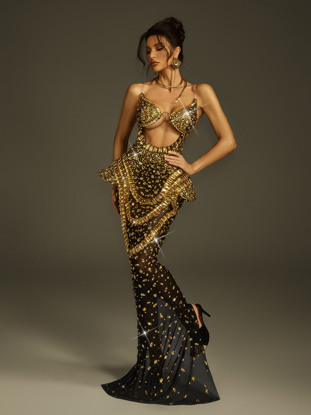 Vestido Maxi Sin Tirantes Arygon en Negro y Dorado con Corte y Detalles de Cristales