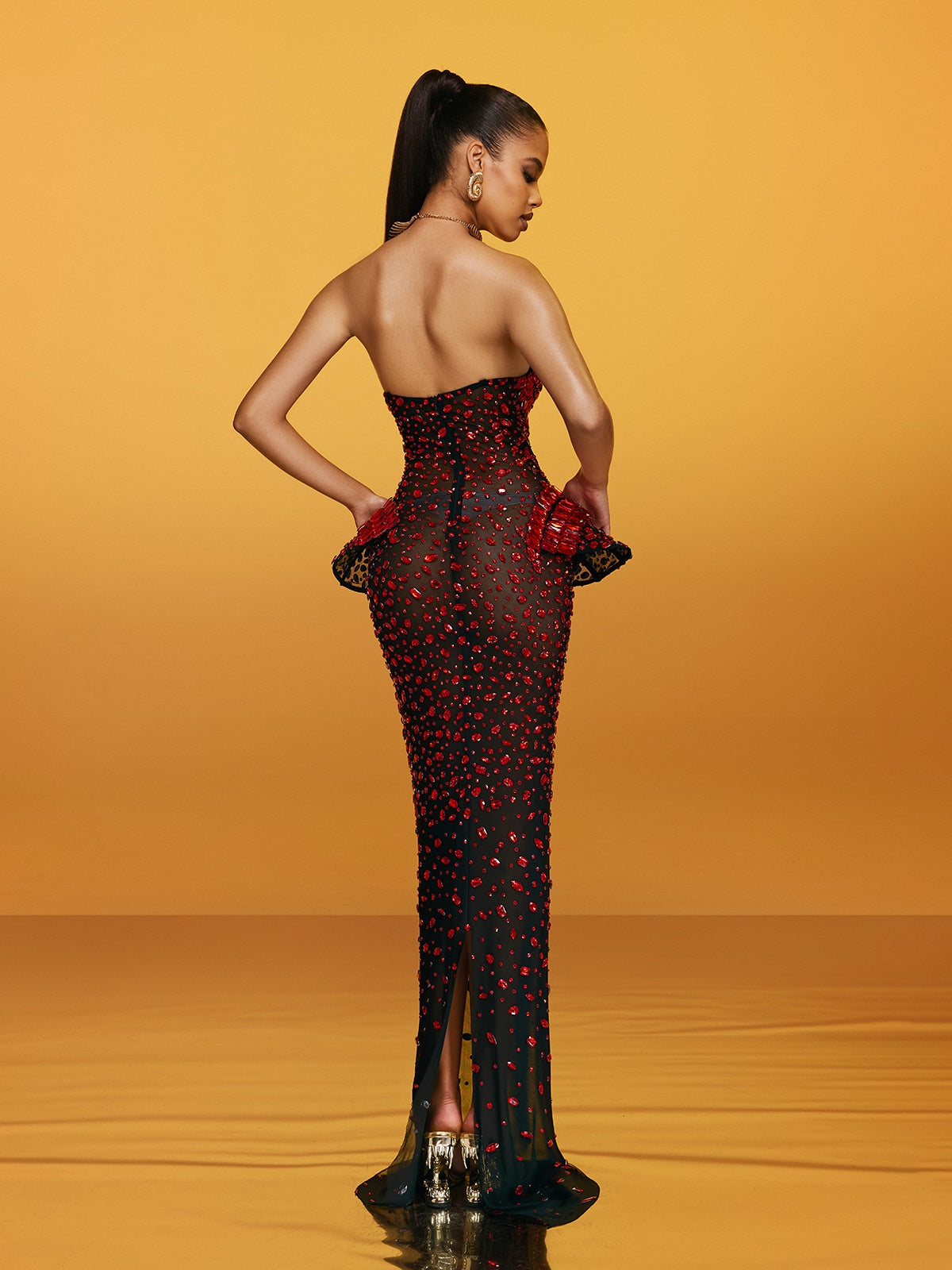 Vestido Maxi Sin Tirantes Arygon en Vino con Corte y Detalles de Cristales