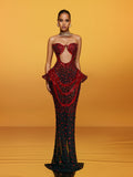 Vestido Maxi Sin Tirantes Arygon en Vino con Corte y Detalles de Cristales