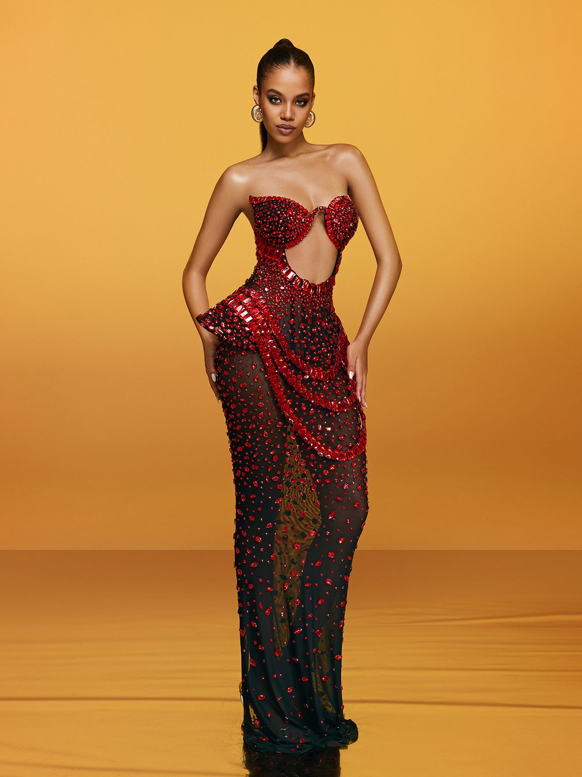 Vestido Maxi Sin Tirantes Arygon en Vino con Corte y Detalles de Cristales