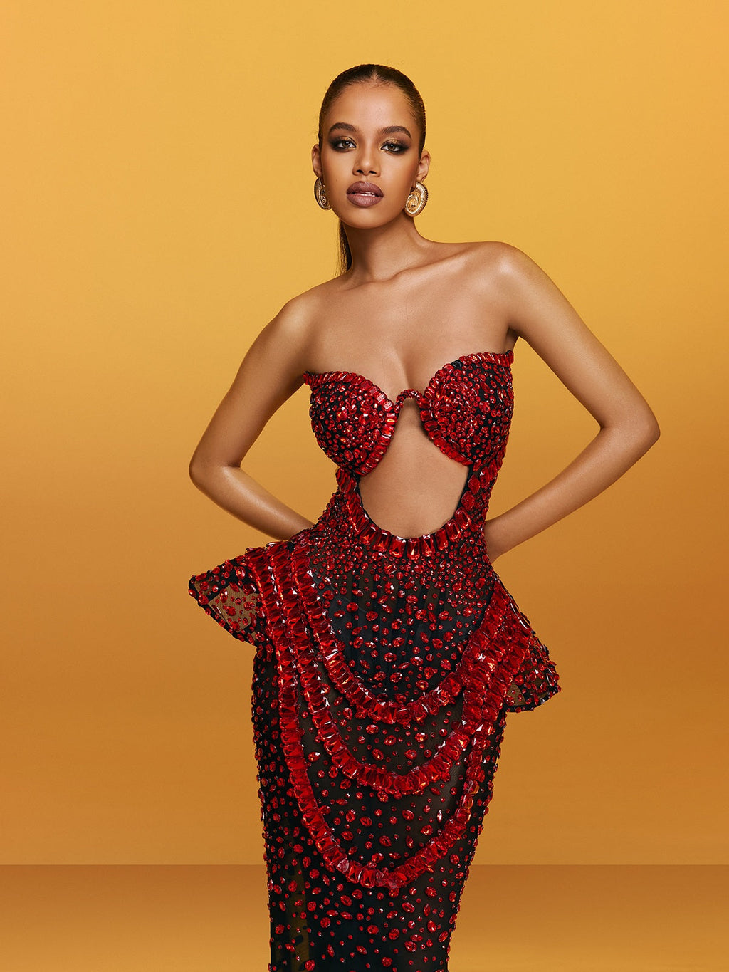 Vestido Maxi Sin Tirantes Arygon en Vino con Corte y Detalles de Cristales