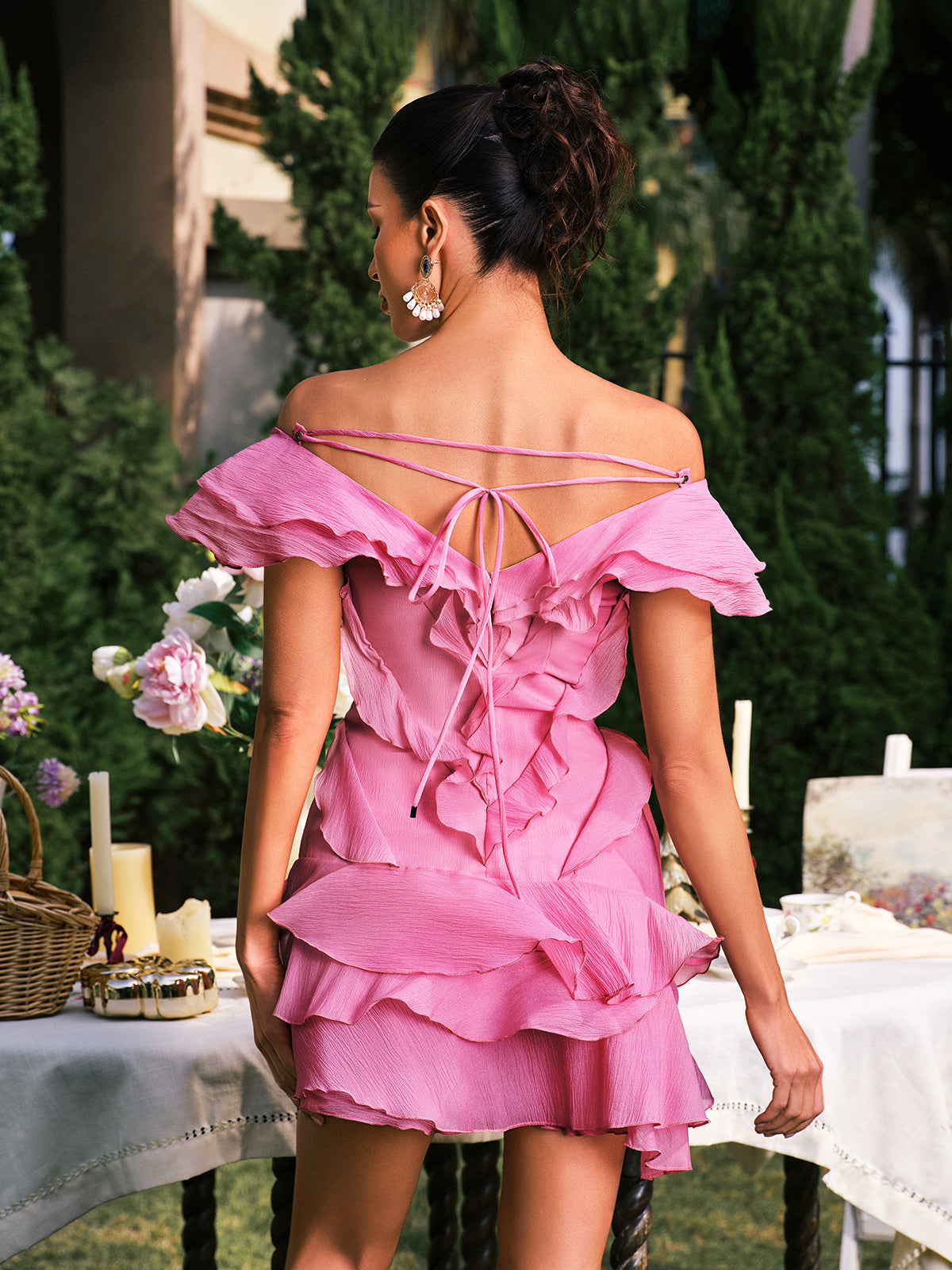 Vestido Corto con Volantes y Escote en V Dabney en Color Rosa