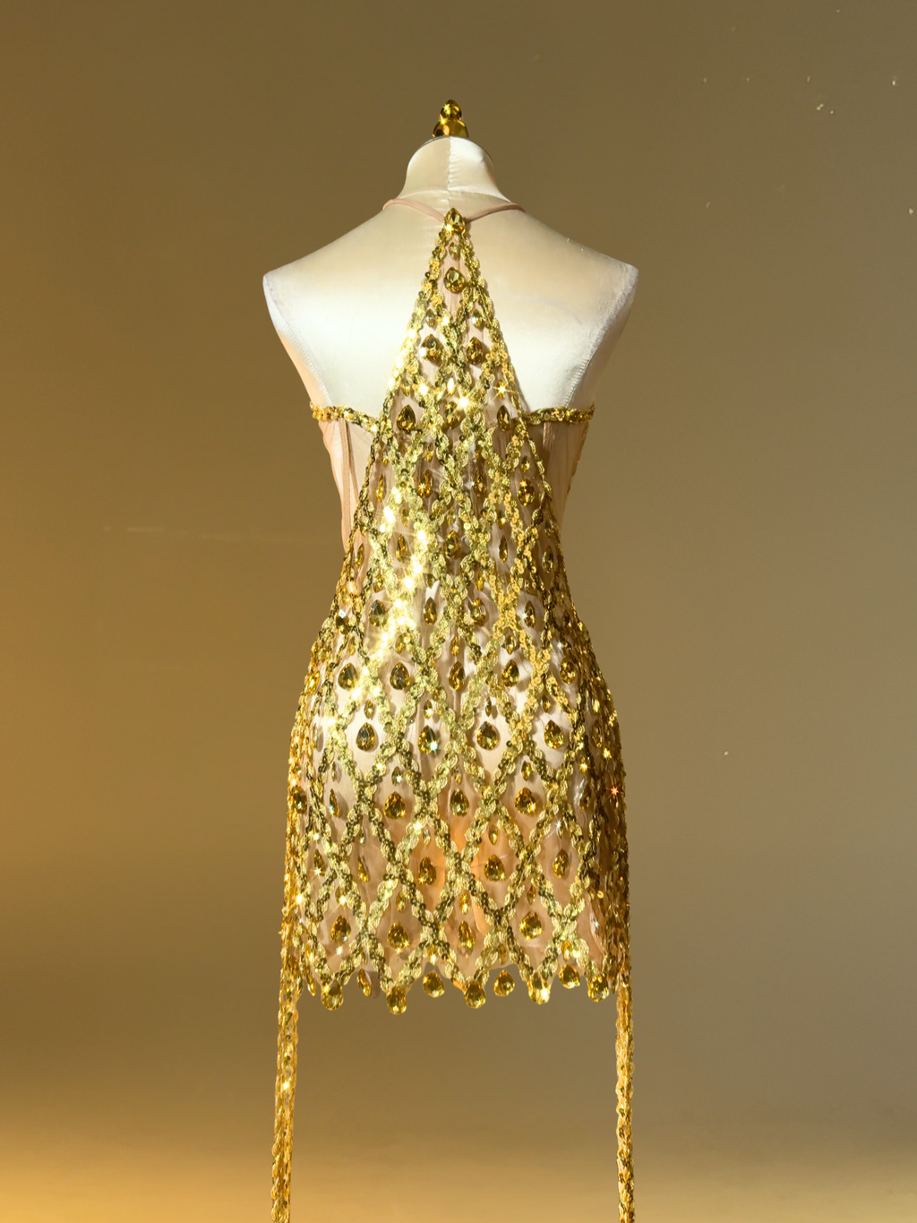 Vestido Corto con Flecos de Rhinestones Diego en Dorado