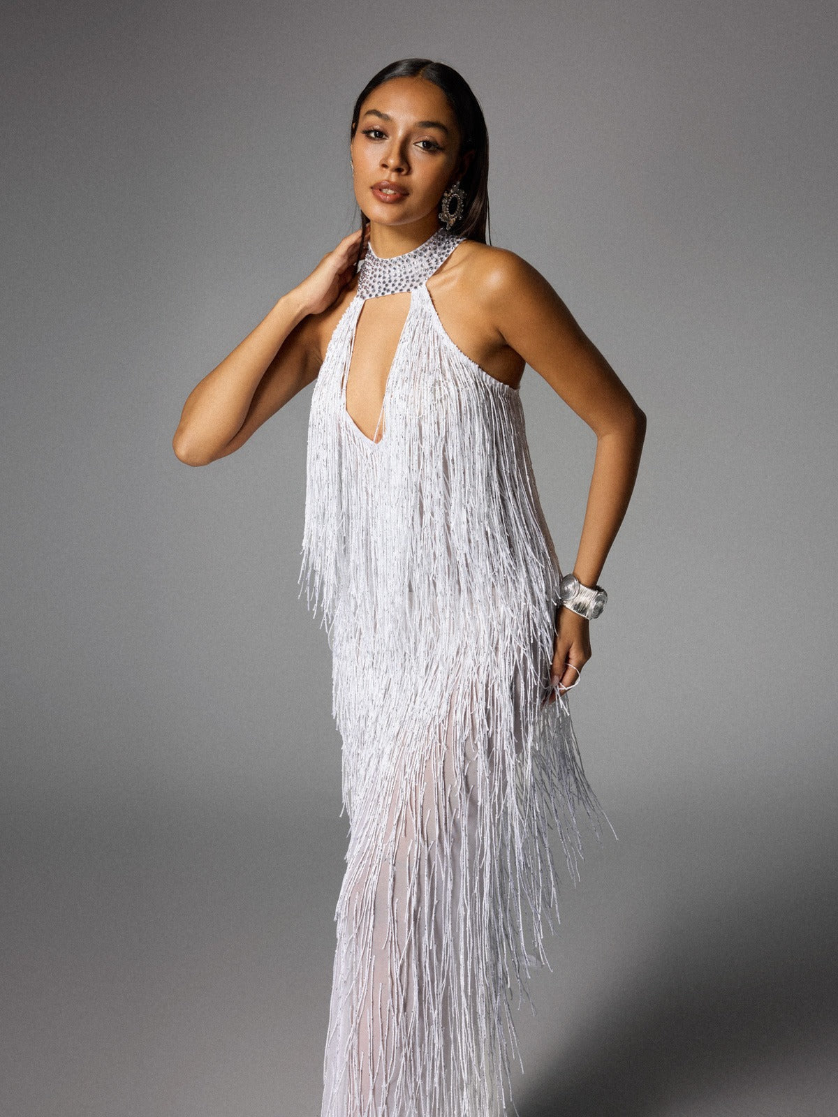 Vestido maxi blanco Elvrik con corte en la espalda y flecos