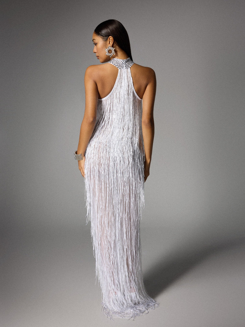 Vestido maxi blanco Elvrik con corte en la espalda y flecos