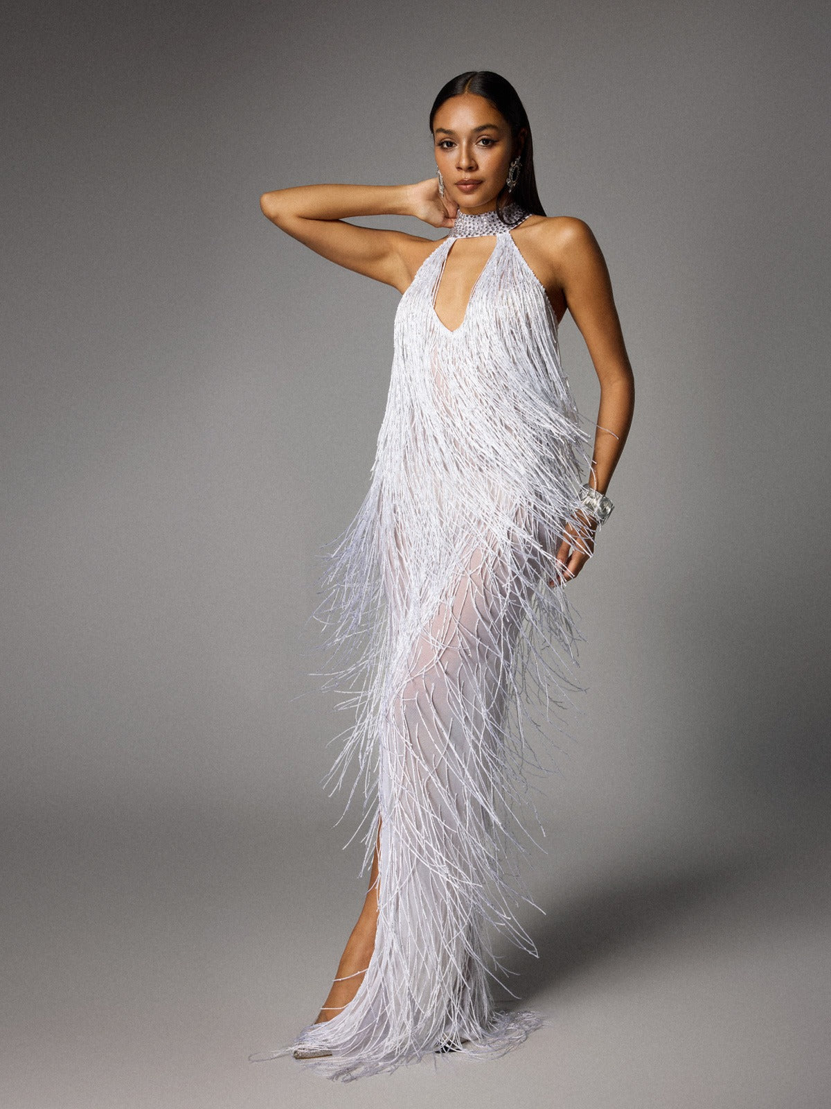 Vestido maxi blanco Elvrik con corte en la espalda y flecos