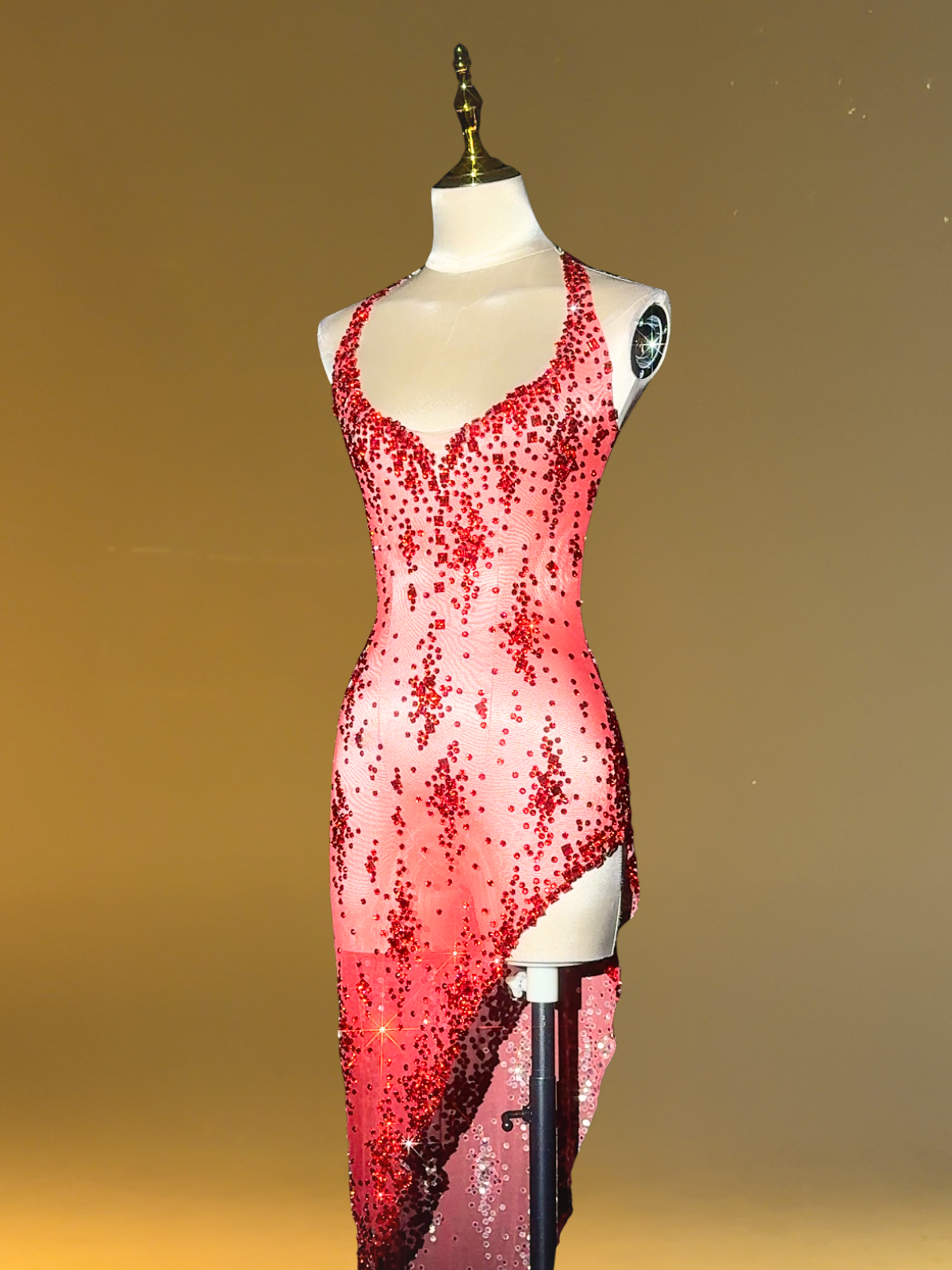 Vestido Midi Rojo con Abertura y Detalles de Rhinestones Haelin