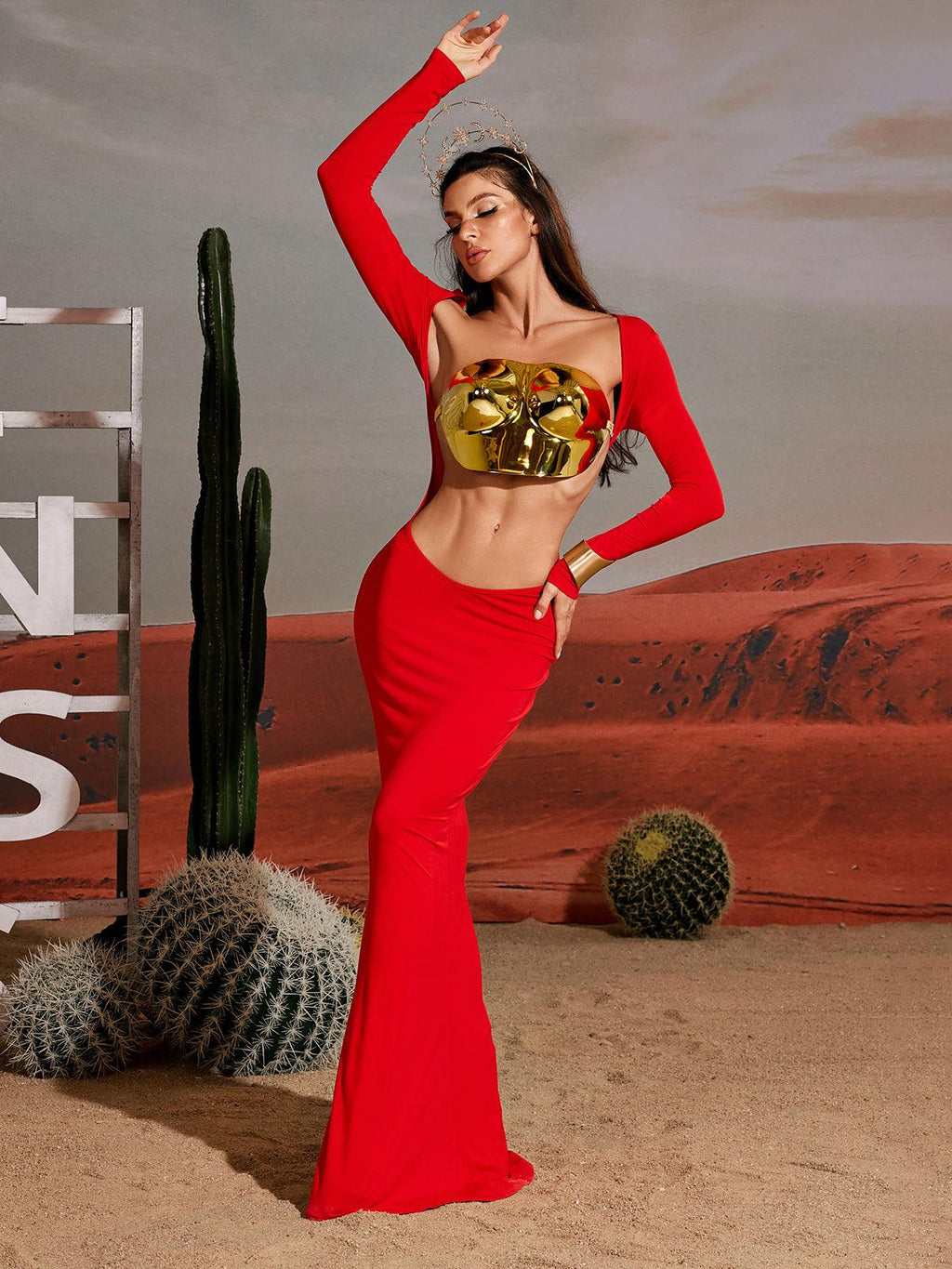 Top Halter Quill en Oro con Diseño de Armadura