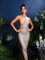 Vestido Largo Ombre Shawnette con Cuello Halter y Rhinestones en Blanco