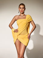 Vestido Mini Amarillo Mantequilla con Un Hombro y Detalles Fruncidos