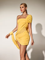 Vestido Mini Amarillo Mantequilla con Un Hombro y Detalles Fruncidos