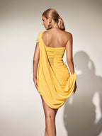 Vestido Mini Amarillo Mantequilla con Un Hombro y Detalles Fruncidos