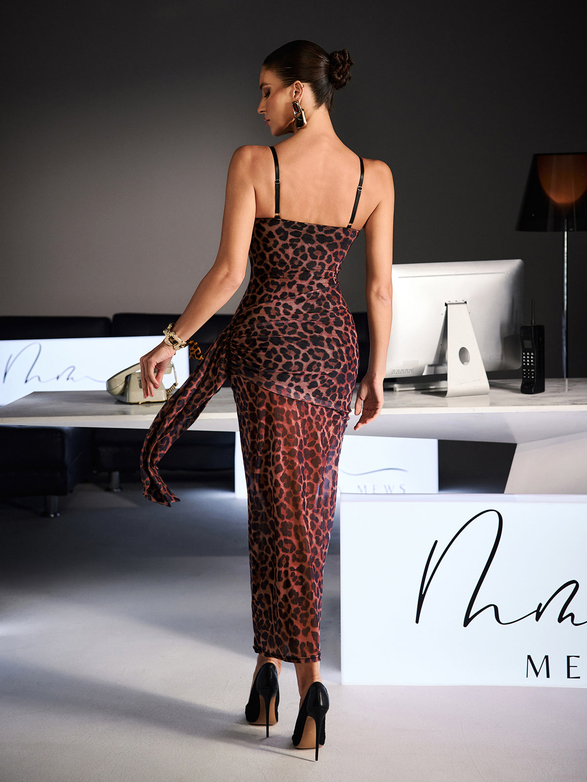 Vestido Largo de Encaje Leopardo Xanriel en Color Rojo